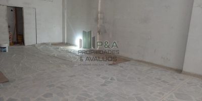 ¡Excelente oportunidad de negocio en Itagüí! 
Se arrienda local comercial de 110m2 ubicado en el centro dinámico de Itagüí. Este espacio está estratégicamente situado en el barrio Itagüí, rodeado de colegios, centros comerciales y con fácil acceso al transporte público.
- Ubicación privilegiada: A solo minutos de los principales colegios y universidades de la zona. Ideal para clínicas, consultorios u oficinas.- Alta afluencia de público: El barrio es muy concurrido gracias a la cercanía de centros comerciales y el movimiento generado por las instituciones educativas. Excelente para negocios que requieran visibilidad y tráfico de clientes.  - Transporte a la mano: Paradas de buses urbanos a menos de 5 minutos. Fácil acceso desde cualquier punto de Medellín y el Valle de Aburrá.- Gran tamaño: Sus 110m2 permiten diferentes configuraciones y usos, ya sea para un solo local o varios puestos.  - Baño completo: Cuenta con servicios sanitarios en optimas condiciones.
¡No deje pasar esta oportu