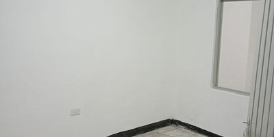 En el barrio San Luis II, se encuentra esta casa de dos niveles en venta, una excelente oportunidad tanto para vivienda como para inversión. Con una distribución inteligente y funcional, cada piso es completamente independiente.
El primer nivel cuenta con una amplia sala comedor que se conecta con una cocina sencilla. Dispone de tres habitaciones, un baño social y dos patios internos que brindan ventilación natural, además la zona de oficios con lavadero y punto para lavadora.
En el segundo nivel, la vivienda ofrece una sala comedor, una cocina, tres habitaciones, un baño y una zona de oficios.
Ubicada en una zona estratégica, esta propiedad se encuentra cerca de la Av. Ciudad de Cali, lo que garantiza acceso rápido a transporte público y principales vías. Además, su entorno cuenta con comercios, colegios y zonas de esparcimiento, convirtiéndola en una excelente opción para inversionistas que desean generar rentabilidad. ¡Aprovecha esta oportunidad y agenda tu visita hoy mismo!