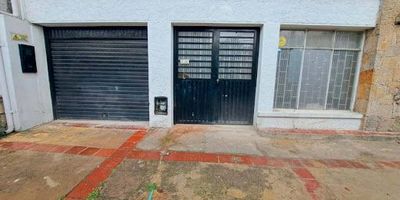 Se ofrece un local excelente, con abundante iluminación natural y un amplio espacio interior. Cuenta con baño propio y es ideal para diversos tipos de negocios, como bares, panaderías, peluquerías, tiendas o minimercados. Su ubicación estratégica facilita el acceso, con cercanía a la Calle 60, la NQS y otras vías principales. Además, dispone de servicio de televisión 24 horas