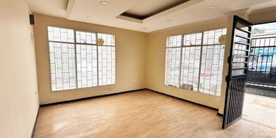 Se ofrece un local excelente, con buena iluminación natural y un amplio espacio interior. Cuenta con baño propio y es ideal para diversos tipos de negocios, como bares, panaderías, peluquerías, tiendas o minimercados. Su ubicación estratégica facilita el acceso, con cercanía a la Calle 60, la NQS y otras vías principales. Además, dispone de servicio de televisión 24 horas.