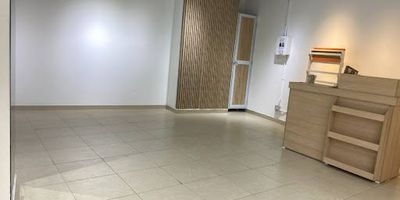 Local comercial en arriendo con excelente ubicación en uno de los mejores centros comerciales de la calera. Sobre la vía principal, cerca de las caleras eléctricas y una reconocida heladería