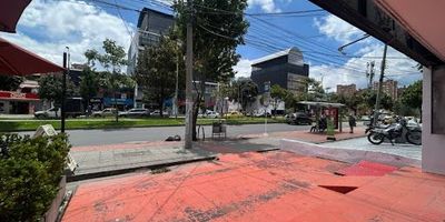 Magnífico! Local Sobre vía principal de alto flujo vehicular y peatonal Excelente vitrina comercial Ideal para almacén de motos , bicicletas, droguerías , repuestos ,Iluminado, buenos espacios y distribución