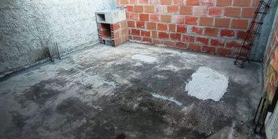 Bienvenido a la serenidad de Poblado Campestre, donde esta encantadora casa en venta espera convertirse en tu nuevo hogar. 
Al ingresar, te recibe una sala, un comedor, baño,  una cocina sencilla, un hall de alcoba y un área de estar de TV, dos acogedoras habitaciones. La zona de oficios con lavadero de ropa y punto para lavadora hace que las tareas diarias sean cómodas y accesibles.
El patio privado donde puedes disfrutar del aire fresco y la naturaleza. 
Ubicada en Poblado Campestre, la casa ofrece un entorno tranquilo y seguro. Cada rincón del barrio está lleno de belleza natural y serenidad, creando un ambiente acogedor y hogareño.
Esta propiedad es más que una casa; es una oportunidad de crear recuerdos duraderos. ¡Ven y descubre la magia de esta casa, donde cada día es una celebración de la vida y el hogar!