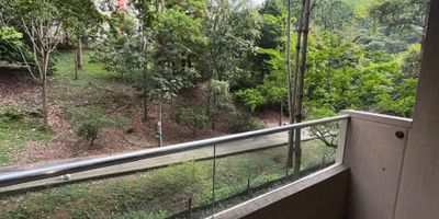 Hermoso apartamento sin amoblar muy iluminado ubicado en Loma de los Bernal, Belén, área aprox 85 mts, 3 alcobas, estudio, balcón con buena vista, 2 baños, 3 closet, zona de ropas, cocina integral, piso en cerámica, parqueadero, cuarto útil, precio incluye administración, la unidad es muy completa tiene zona de mascotas, golfito, piscina, sauna, turco, zona de bbq, anímate a vivir en un lugar tranquilo y de muy buena vibra. COD 28047