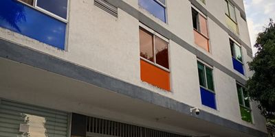 Este apartaestudio en venta, ubicado en el primer piso del barrio El Refugio, es una excelente oportunidad para quienes buscan comodidad y fácil acceso a una de las zonas más comerciales de la ciudad. El inmueble consta de dos ambientes bien distribuidos, comenzando con una sala comedor amplia, baño social y cocina semi integral.La habitación cuenta con closet, además, tiene una zona de oficios con lavadero de ropa y punto para lavadora, lo que brinda una gran conveniencia para las labores domésticas. El apartaestudio incluye parqueadero propio para un vehículo, una ventaja en una zona tan transitada. Ubicado a tan solo media cuadra de la Carrera 66, estarás en pleno corazón de una zona comercial, rodeado de tiendas, supermercados, restaurantes y transporte público cercano, garantizando una excelente calidad de vida. No pierdas la oportunidad de vivir en este acogedor apartaestudio y disfrutar de todo lo que tiene para ofrecer. ¡Hazlo tuyo hoy mismo!