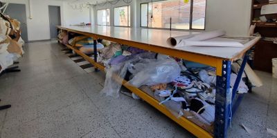 Local en venta uso multiple a pasos de la estación de metro Exposiciones ideal  para taller de confecciones o call center. 

Oportunidad de estar estratégicamente ubicado a pasos de la Estacion del Metro Exposiciones  y ser propietario de este interesante local que puede ser usado como oficina, fábrica o taller de confecciones y bodega, en el piso 3, con una generosa área de 270 m² 

El local cuenta actualmente con dos módulos de corte, una Bodega de almacenamiento de telas, una cocineta, un almacén de repuestos, dos tacos de baños para empleados, una Oficina con baño privado para administración general.

Excelente ubicación, buena iluminación y ventilación. El local se encuentra en el tercer piso en un edificio de tres plantas sin
ascensor, con un formato comercial diverso, En primer nivel se destacan locales comerciales con diferentes usos de comercio y bodegas. En segundo Nivel se destacan oficinas propias o en arriendo. y En el tercer nivel se destacan áreas de corte y
confección incluyendo bodegaje. 

Excelente oferta, con perspectivas de valorización a corto y mediano plazo.

Agende ya una cita para conocer esta propiedad

Nota: pueden haber diferencias en las áreas suministradas en ésta publicación, al momento de la negociación se deben verificar por escrituras públicas debidamente registradas.