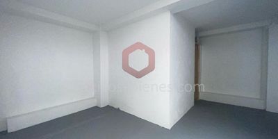 Arriendo oficina o local de 170 m², un baño, con excelente ubicación, aproximadamente a cuatro cuadras del parque principal.Arrienda Activos y Bienes, Inmobiliaria experta en administración y arrendamiento de apartamentos, casas, locales, bodegas y oficinas en el Oriente Antioqueño, Medellín y toda el área Metropolitana. Información sujeta a cambios. Las imágenes de muebles, enseres, decoración y demás elementos son una referencia.