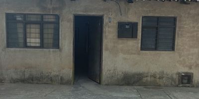 Se vende calzalote en el sector de la primavera es una casa para remodelar con un área de 6 * 17 de fondo que consta de tres habitaciones sala comedor cocina baño y patio sobre vía vehicular la casa de una excelente opción de inversión ya que se encuentra cerca a una de las principales vías de la zona la casa está al día lista para escriturar cerca de colegio droguerías supermercados servicio público y demás agenda tu cita