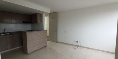 Apartamento tercer piso en Jamundí, con 58 M², consta de sala-comedor, balcón, 2 alcobas con closet, alcoba principal con baño y baño social, cocina integral a gas, zona de ropas con instalación de lavadora, parqueadero propio descubierto. El conjunto cuenta con portería, citófono, recepción, salón social, ascensor, piscina, zonas verdes y juegos infantiles.