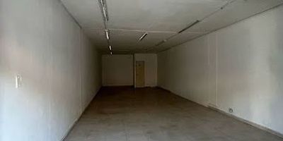 Local comercial en arriendo de 55 m² ubicado en el corazón del Centro de Barranquilla, una zona estratégica con alto flujo peatonal y vehicular, rodeada de comercio activo, entidades financieras y excelentes vías de acceso. Ideal para tiendas, droguerías, oficinas de atención al público, almacenes y otros tipos de negocios que buscan visibilidad y movimiento constante de clientes. El espacio cuenta con una excelente distribución y fachada con vitrina para exhibición. Servicios públicos independientes. No dejes pasar esta oportunidad de establecer tu negocio en una de las zonas más comerciales y transitadas de la ciudad. Contáctanos para más información y agenda tu visita.
