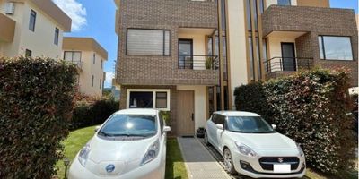 Se vende casa de 3 niveles en Chía, ubicada en un conjunto cerrado, con un lote de 120 metros cuadrados y un área construida de 143 m2. En el primer nivel, la propiedad ofrece una amplia sala comedor, cocina abierta, jardín interior, baño social, zona de lavandería independiente y 2 parqueaderos descubiertos. El segundo nivel cuenta con 2 habitaciones, un baño compartido y una sala de TV o estudio, además de un agradable balcón. En el tercer nivel se encuentra la habitación principal con baño privado, walkin closet y terraza. El conjunto ofrece diversas comodidades como parque infantil, salón comunal, zonas de BBQ, sauna, turco, vigilancia 24 horas y amplias zonas verdes.