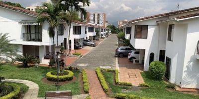 Vendo casa de dos niveles en ciudadela de pasoancho al sur de Cali, excelente ubicación con vías de acceso y buen conjunto residencial con zonas sociales. La casa tiene doble sala, comedor, baño social, cocina integral con habitación y baño de servicio y zona de oficios en el primer nivel, en el segundo tiene 3 habitaciones, sala de TV y oficina, 3 baños y 3 parqueaderos con depósito