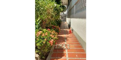 Balcón, sala, comedor, sala de TV, cocina, área de labores, 3 habitaciones, 2 baños. El edificio tiene terraza para eventos.
