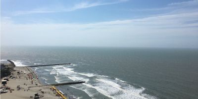 Apartamento ubicado en el sector exclusivo de Bocagrande con hermosa vista al mar, edificio nuevo, amoblado, consta de balcon, sala,comedor, cocina, area de labores, 3 habitaciones, 3 baños y 1 parqueadero. El edificio tiene piscina, jacuzzi, sauna, turco, Salon de masajes, salón social y gimnasio. Edificio de uso turistico.

Último precio!!
