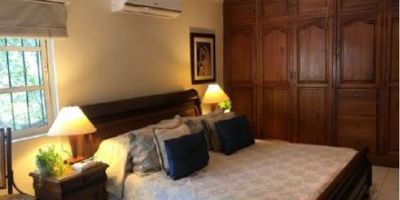 Apartamento remodelado ubicado en el sector de Bocagrande, segundo piso, balcón, sala de estar, sala, comedor, baño social, estudio, cocina, área de labores, despensa, habitación y baño del servicio, hall, 3 habitaciones y 3 baños. Tiene tanques de almacenamiento para agua, claraboyas de luz, ventilación en baños y cocina. Cuenta con espacio para la construcción de un mirador. 
