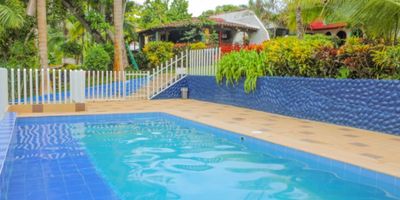 Finca en venta la casa cuenta con un area de 600 M2 en construccion, agua, energia, gas propano, 5 habitaciones, 6 baños, 2 alcobas de servicio con su baño, cocina, sala, comedor, 2 patios internos, zona de labores, parqueadero cubierto para dos carros grandes y 2 parqueaderos abiertos para dos carros grandes, terraza, 2 BBQ, piscina, solarium, zonas verdes. Las expensas de administracion incluye el servicio de agua.

 

 
