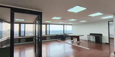 Descubre esta exclusiva oficina ubicada en el corazón de la ciudad. Con 200 metros cuadrados de espacio elegante y funcional, este inmueble ofrece un ambiente ideal para potenciar la productividad de tu equipo. Con 1 baño y 2 parqueaderos, cuenta con todo lo necesario para satisfacer las necesidades de tu negocio. No pierdas la oportunidad de establecer tu sede en este lugar privilegiado. ¡Haz de este espacio el escenario perfecto para alcanzar el éxito empresarial que tanto deseas!