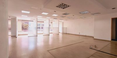 Descubre esta exclusiva oficina en venta o arriendo ubicada en una de las zonas más prestigiosas de la ciudad. Con 12 espacios amplios y luminosos, 4 baños elegantes y 8 parqueaderos para tu comodidad. Con un total de 540 metros cuadrados, este espacio ofrece una oportunidad única para tu negocio. El arriendo se encuentra en 24,800,000 pesos, mientras que la venta está disponible por 4,800,000,000 pesos. No pierdas la oportunidad de adquirir este lugar excepcional para potenciar tu empresa. ¡Contáctanos para más información!