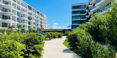 Venta de Apartamento Nuevo para estrenar con piscina privada y salida a la playa.parqueadero y loker , 1 habitacion  con baño completo y un estudio , con capacidad para 2 personas y otro baño completo.

Piscina de adultos y niños, lobby, car lobby, zona verdes, parque infantil, jacuzzi, turbo, gimnasio, solárium, planta eléctrica,  parqueadero de residentes y visitantes.
