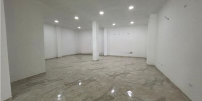 Local Comercial en Arriendo para estrenar, cuenta con 189 metros cuadrados, más una terraza de 72 metros la cual puede ser usada como zona de parqueo. Ademas, cuenta con buena iluminación, ventilación y excelente ubicación, pues esta en una zona comercial cercana a centros comerciales, puestos de salud, entre otros. 
El local cuenta con zona de labores, 2 baños, vidrios de seguridad, buenos acabados y districbución de los espacios.

 
