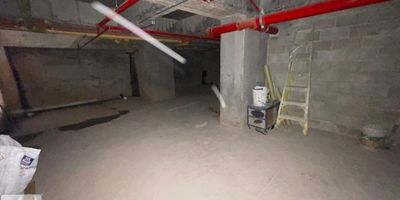Bodega ubicada en zona residencial, cuenta con 420 mt aproximadamente, es un salon amplio, cuenta con garaje, no tiene baño ni cocina, para mayor información comunicarse al 3002166693
