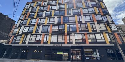 Se arrienda cómodo y funcional apartamento de 21 m², Tipo Loft, ubicado en el piso 4 de un edificio de estrato 3, ideal para una persona o pareja. El apartamento cuenta con habitación con closet, ofreciendo un espacio privado y organizado.
El baño es completo y está en perfecto estado. La cocina integral incluye todo lo necesario para tu comodidad, con espacio suficiente para un comedor. Además, el edificio cuenta con ascensor y vigilancia 7x24, brindando seguridad y tranquilidad las 24 horas del día.
Este apartamento tiene fáciles vías de acceso, lo que lo hace muy bien comunicado con otras zonas de la ciudad, facilitando el transporte.
Es una excelente opción si buscas un lugar práctico, bien ubicado y con buena seguridad. ¡No pierdas la oportunidad de vivir en este acogedor espacio! Cod: 4134