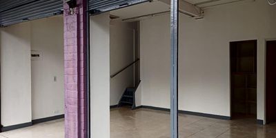 Local comercial, con excelente ubicación en el centro de Medellín, sobre la Av Oriental, cerca a la funeraria Villanueva.
31mtrs2 primer piso
31mtrs2 segundo piso
2 baños, cada piso tiene su baño, el segundo piso tiene mesón con lavaplatos, estrato 6, NO incluye servicios públicos agua y luz.