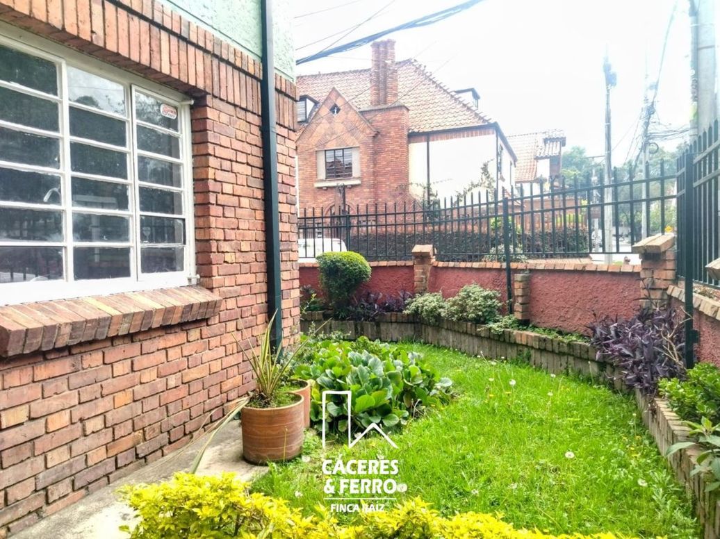 Casa de 8 alcobas en venta en Quinta Camacho, Bogotá, 300 m² · foto 2 de 18