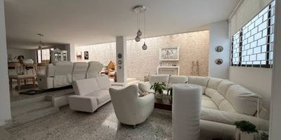 Casa residencial independiente en arriendo ubicada en el exclusivo barrio Riomar, ideal para uso residencial con amplio espacio y excelente ubicación. Cuenta con un área de 700 m² distribuidos en dos niveles, con 5 habitaciones, 4 baños, estudio, cuarto y baño de servicio, y capacidad para 3 parqueaderos. Estrato 5, sin pago de administración. Sala, sala de estar, estudio, terraza, cocina cerrada con area de lavanderia independiente y despensa. 2 de los baños cuentan con tina y jacuzzi.