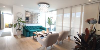 Descubre este espectacular apartamento en la abadia, ubicado en la frontera de Envigado, cerca del prestigioso colegio Benedictinos. Con 134 metros cuadrados, este hogar ofrece 3 habitaciones, cada una con bano y closet, y la principal con Vestier, banera y aire acondicionado. Disfruta de amplios e independientes espacios en la sala y el comedor, ademas de una alcoba de servicio con bano. La cocina integral y los dos balcones de buen tamano son perfectos para tu comodidad. Cuenta con bano social, parqueadero doble independiente y cuarto util en el mismo piso. La unidad residencial es completa, con piscina, gimnasio, sauna y juegos para ninos, ademas de doble ascensor y solo dos apartamentos por piso, garantizando un ambiente tranquilo y bien habitado. No pierdas la oportunidad de vivir en este exclusivo lugar!"