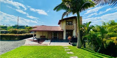 ¡Tu retiro campestre te espera en Pereira, Risaralda! Esta hermosa y amplia casa cuenta con un área terreno de 3250 metros cuadrados, ideal para disfrutar de la tranquilidad y belleza de la naturaleza o por inversión y rentarla para estancias coras.

Con una construcción de 500 metros cuadrados, esta casa campestre ofrece un espacio amplio y cómodo para toda tu familia.

El interior de la casa está equipado con 4 acogedoras alcobas y 5 baños completamente equipados. Además, cuenta con armarios empotrados y closets en cada habitación, lo que te brinda un espacio organizado y ordenado para almacenar tus pertenencias. Además, el baño en la habitación principal y el baño auxiliar son perfectos para tu comodidad y privacidad.

La cocina integral está completamente equipada y lista para que puedas preparar tus comidas favoritas. Además, cuenta con un área de lavandería para que puedas hacer tus tareas domésticas sin interrupciones. También encontrarás un amplio depósito para almacenar todo lo que necesites.

Disfruta de largas y relajantes sesiones en la zona de jacuzzi, un verdadero oasis de tranquilidad y descanso. Además, esta casa cuenta con agua y electricidad garantizada, para que no tengas que preocuparte por ningún inconveniente.

¡Pero eso no es todo! El exterior de la casa cuenta con un hermoso jardín y una gran variedad de árboles frutales que le dan un toque de color y frescura al ambiente campestre. Además, podrás disfrutar de una amplia área social ideal para reuniones con amigos y familiares.

La zona campestre y residencial en la que se encuentra ubicada la casa, te brinda un ambiente seguro y tranquilo, rodeado de zonas verdes y áreas naturales. La portería/recepción y servicio de vigilancia garantizan tu seguridad y la de tu familia en todo momento.

¡No pierdas la oportunidad de adquirir esta increíble casa campestre en Pereira! Con 6 ¡Contáctanos y haz de esta casa tu nuevo hogar campestre en Colombia!
