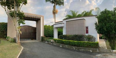 Se vende finca en la vía Cerritos hacia Cartago, que consta de dos lotes de aproximadamente 2.000 m2 cada uno. La casa principal, con 380 m2 construidos en dos niveles, ofrece en el primer nivel 4 alcobas dos con baño privado y vestier, parqueadero semicubierto, hall de acceso, sala, comedor, cocina, zona de oficios, alcoba de empleada con baño, bodega pequeña, oratorio, baño social con ducha y estar de televisión. En el segundo nivel, cuenta con estudio, terraza y la alcoba principal con baño y vestier. En los exteriores, disfruta de excelente zona verde, pesebreras y dos kioscos, uno equipado como gimnasio y otro para eventos sociales. Ubicada en una excelente zona campestre del departamento de Risaralda, esta finca es ideal para familias grandes o para quienes buscan un espacio de descanso con potencial para actividades ecuestres o eventos sociales.