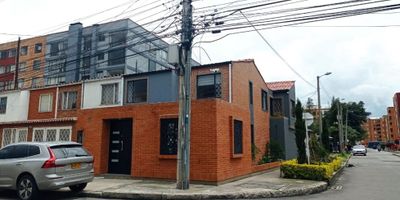 jap VENDO CASA , en el barrio SANTA HELENA AL NORTE DE LACIDAD DE BOGOTÁ , en VICTORIA NORTE ESPECIAL PARA INDUSTRIA , FABRICAS, EMPRESASA DE CUALQUIER ACTIVIDAD ECONÓMICA,  area; lote 7 por 15 metros, dos niveles pisos en cerámica consta de: promer nivel area de produccion o bodegaja, de 105 metros cuadrados, cocina , baño, patio, deposito, puerta grande de seguridad, en el segundo nivel tenemos: 3 habitaciones, 1 baño, un estudio 
