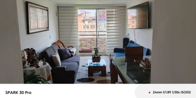 SIEB 182 Gran oportunidad de adquirir el apartamento de sus sueños, consta de sala comedor, cocina integral, zona de ropa, calentador a gas, baño auxiliar enchapado de pared a pared division en vidrio, estudio, tres habitaciones la principal con baño privado, conjunto cerrado, vigilancia 247, conjunto con piscina, gimnasio, salón social, parque infantil, zona verde, parqueadero comunal y para visitantes, fácil acceso vehicular, a media cuadra de transporte público, a cinco minutos del c.c. ecoplaza....
