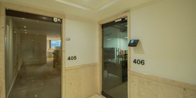 Descubre esta moderna oficina amoblada en arriendo, ubicada en uno de los mejores sectores de Bogotá, que ofrece amplios espacios diseñados para maximizar la luz natural y la productividad. Equipado con mobiliario de alta calidad, incluyendo escritorios ergonómicos y salas de reunión, este espacio es ideal para empresas que buscan un ambiente profesional y cómodo. Todo en una ubicación privilegiada rodeada de restaurantes y con fácil acceso al transporte público. ¡No pierdas la oportunidad de establecer tu oficina en este entorno inspirador y colaborativo!