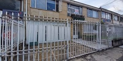 Disponible en venta, excelente casa en venta ubicada en la localidad de barrios unidos exactamente en el barrio la castellana,  con un área construida de trescientos ocho metros cuadrados,  con vista al oriente de Bogotá,  se encuentra cercano a supermercados, comercios aledaños y con excelentes vías de acceso y de transporte público. Av calle 30, Av Suba y Av calle 100, una zona totalmente tranquila, esta casa cuenta con cinco habitaciones, tres baños, closet en alcobas, cocina cerrada, sala, comedor, zona de lavandería independiente, patio interior.  