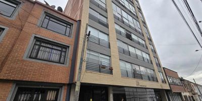 Apartaestudio tipo loft en venta, ubicado en la calle 54ª#14, 27 M2, una habitación con cama empotrada, un baño, cocina integral con horno y estufa eléctrica. El inmueble está situado en el piso 2, el edificio dispone de lobby de entrada, ascensor, vigilancia 24/7, terraza BBQ, gimnasio y parqueaderos de visitantes. Esta propiedad se encuentra muy cerca de la avenida caracas, de la estación calle 57 del Transmilenio y muy pronto el nuevo metro de Bogotá, lo que garantiza una valorización excelente de su inversión. Contáctanos y de inmediato agendamos la cita. Cod: 756