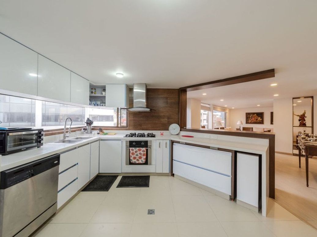 Apartamento de 4 alcobas en venta en Santa Barbara Central, Bogotá, 257 m² · foto 8 de 20