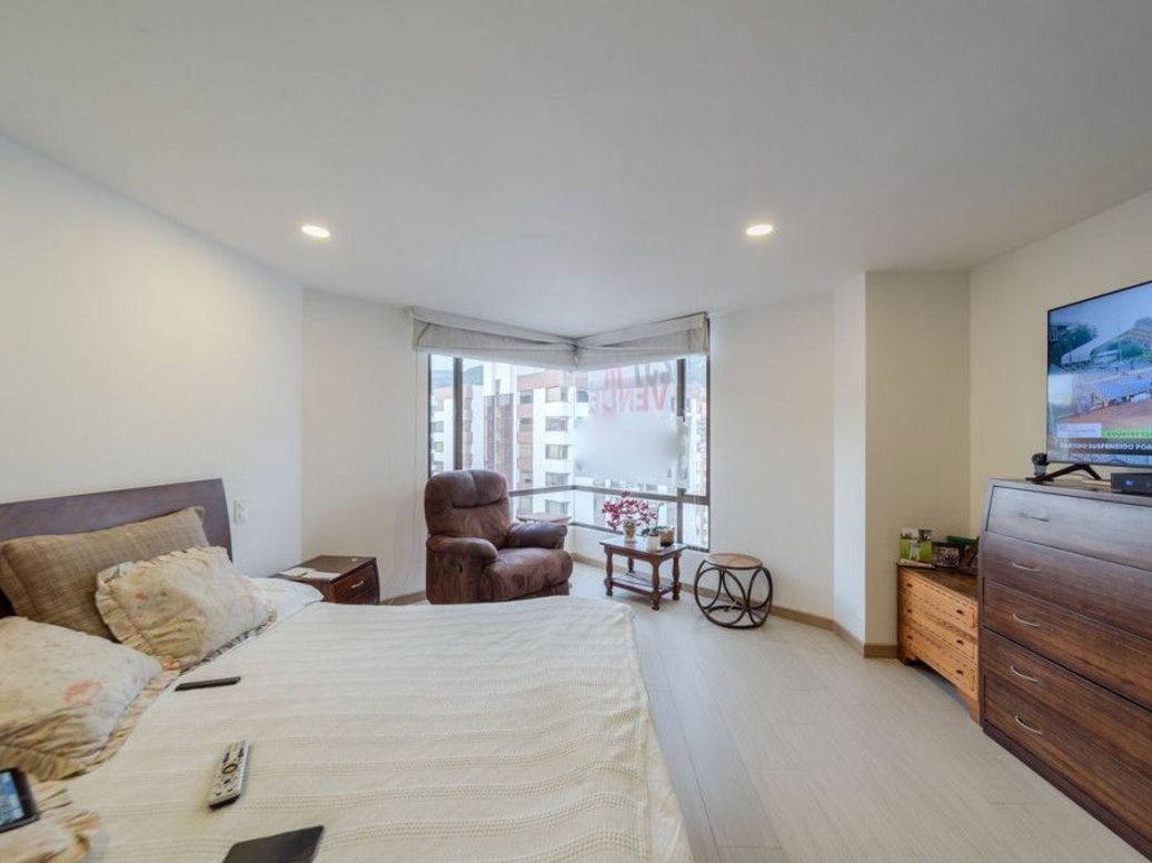 Apartamento de 4 alcobas en venta en Santa Barbara Central, Bogotá, 257 m² · foto 12 de 20