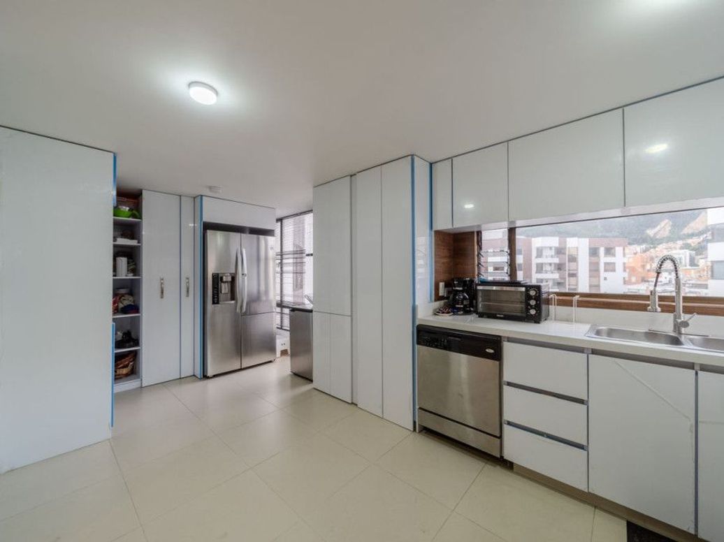 Apartamento de 4 alcobas en venta en Santa Barbara Central, Bogotá, 257 m² · foto 9 de 20