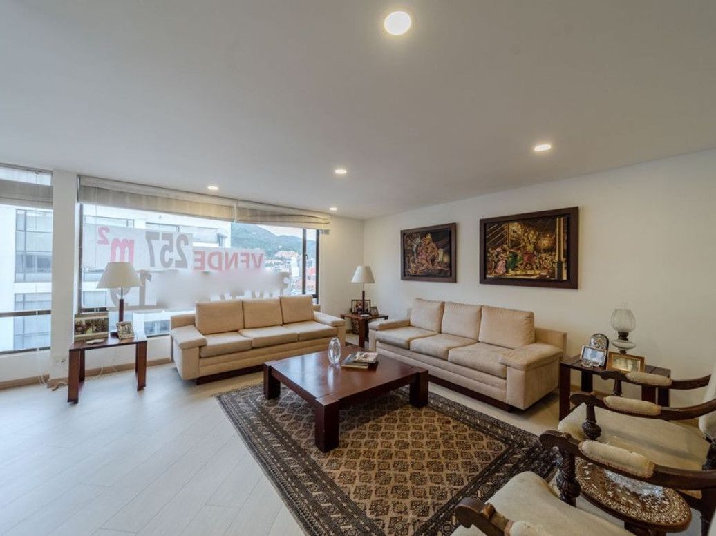 Apartamento de 4 alcobas en venta en Santa Barbara Central, Bogotá, 257 m² · foto 2 de 20