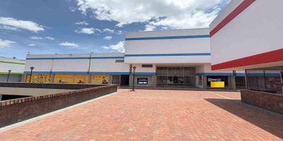 Codigo 18651. Se vende bodega de 218 M2 en el centro de Bogotá, Barrio Ricaurte - Centro Comercial Las Mercedes. Bodega con doble altura, área privada 218 M, de los cuales 116.75 M son del primer piso y 101.75 del Mezzanine. Altura libre: 2.30m primer piso. Dos baños y cocineta. Precio de venta por debajo del valor del Avalúo Catastral.Zona comercial y de alta valorización, junto a Lafayette y estación de Transmilenio de Ricaurte de la calle 13. Seguridad privada 24 horas. 