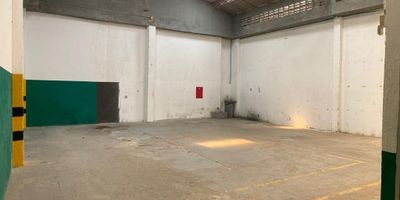 Bodega ubicada en el sector de barrio abajo, ubicado en un punto estratégico con vías de fácil acceso, Son 3 oficinas de 136mt2, área de  bodega 300m2, 3 baños, área total 436 mt2, Portón para camión alto, instalación eléctrica trifásica, 220 Voltios.