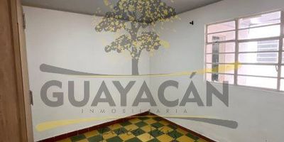 Casa de 5 habitaciones, 2 baños, cocina sencilla, sala, comedor, zona de ropas, primer piso, barrio Florencia frente a la cancha palmolive. estrato 3