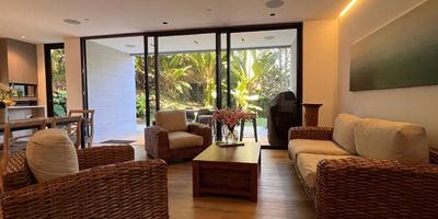 Apartamento en arriendo en unidad cerrada ubicada en un sector campestre, entorno tranquilo y de poco flujo vehicular. Cuenta con piso en madera, sala y comedor independientes, estudio, estar de tv, 3 alcobas con vestier y baño en cada una, baño social, cocina integral abierta, alcoba y baño de servicio, cuarto útil, zona de ropas, balcón, terraza, jardín y parqueaderos independientes cubiertos Conjunto cerrado con ascensor y muy completo en zonas sociales que incluyen piscina, gimnasio, salón social, turco, sauna, parques infantiles, zonas verdes, vigilancia y portería 24 horas, citofonía y circuito cerrado de tv.   Inmuebles sujetos a verificación de disponibilidad