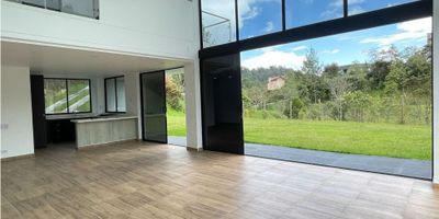 Casa en unidad cerrada en la parte alta de la loma del Escobero, ubicada sobre esta vía principal con rutas de trasporte publico, cerca al colegio san José de las vegas y estacion de servicio. Entorno totalmente campestre, muy tranquilo y de facil acceso. Piso en madera laminada y ceramica, dos niveles, sala y comedor independiente, estudio, 3 habitaciones, con baño en la principal, cocina integral abierta tipo americano, balcon, terraza y 3 parqueaderos. La unidad cuenta con gimnasio, jacuzzi, sauna, turco, parques infantiles y zonas verdes.
