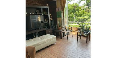 VENTA DE APARTAMENTO DUPLEX  EN GIRÓN SANTANDER COD: 820

CONSTA DE: 

?CONJUNTO CERRADO 

?TERCER PISO

 ✅CERCA AL BARRIO EL POBLADO

?AREA  210 METROS EN TRES PISOS 

✅PRIMER PISO 

?SALA COMEDOR AMPLIA COCINA INTEGRAL UN BAÑO ZONA DE ROPAS MIRADOR

 ✅SEGUNDO PISO

 ?DOS HABITACIONES CON BAÑO PRIVADO SALA AMPLIA

✅ TERCER PISO 

?UNA HABITACIÓN CON BAÑO PRIVADO BAÑO AUXILIAR Y TERRAZA AMPLIA

?? PARQUEADERO COMUNAL

? ZONA SOCIAL

?? PISCINA PARA ADULTOS PISCINA PARA NIÑOS SALON SOCIAL GIMNASIO BBQ

??️ VIGILANCIA LAS 24 HORAS

?? ADMINISTRACIÓN 280 MIL PESOS

?? PRECIO 350 MILLONES

 

AGENDA TU CITA *301* *5948* *700* O * 300* 3681 *081*
