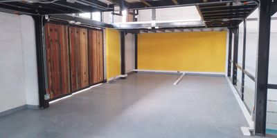 Bodega en arriendo ubicada en un lugar estratégico, con fácil acceso y salida a vías principales, rutas de transporte público, estación del metro, cerca a centros comerciales, almacenes de cadena, restaurantes y múltiples servicios complementarios del sector.  Cuenta con 3 niveles, piso en mortero, 1 espacio, baños privados, piso reforzado con capacidad de 2tn, energía trifásica, 25KVA, transformador, puerta camión NPR 3m altura x 3m de ancho, altura interna de 2,30m, área de oficinas y parqueadero. Conjunto cerrado con vigilancia 24 horas y circuito cerrado de tv.    Inmuebles sujetos a verificación de disponibilidad
