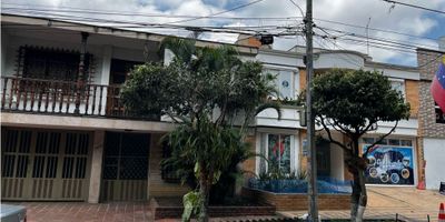 SE VENDE O ARRIENDA CASA COMERCIAL CERCA AL CLUB UNION, DE DOS NIVELES. PRIMER NIVEL: COCINA, SALA, 1 HABITACION, PATIO AMPLIO; SEGUNDO NIVEL: 4 HABITACIONES, 2 BAÑOS, SALA. 
