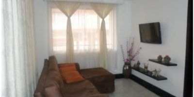 Amplio y acogedor apartamento, cuenta con 2 alcobas, 1 clóset, 1 vestier, 2 baños, sala-comedor, cocina integral, piso en cerámica, área de ropas, calentador a gas, parquedero cubierto, vigilancia 24 horas, portería, zona infantil, sobre vía principal.

 
